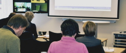 Kursverksamhet på SGI. Ryggar på åhörare som sitter vända mot en presentation på projektorduk.