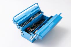 Öppen verktygslåda som innehåller verktyg.