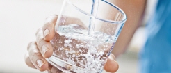 Glas fylls på med dricksvatten