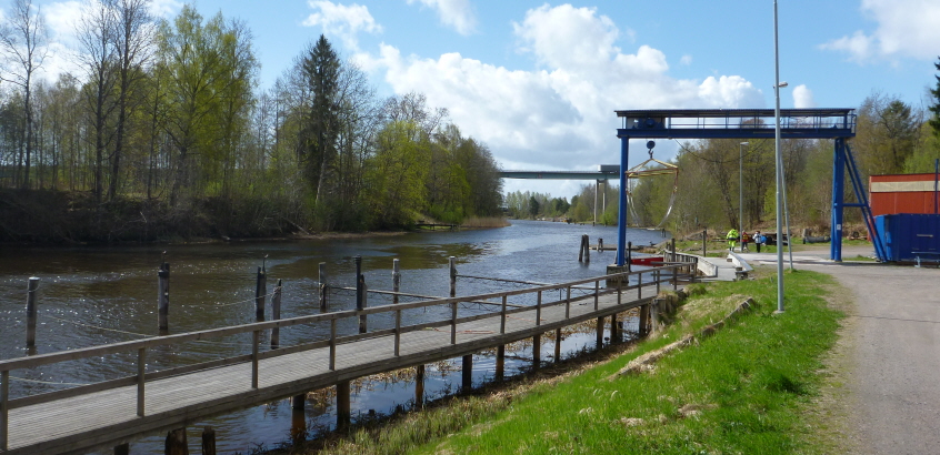 En brygga som löper längs med Norsälven.