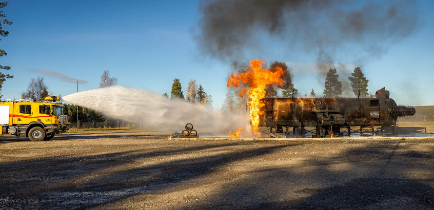 Brandbil sprutar skum på brinnande vagn