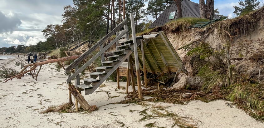 Bilden visar en brygga som rasat ihop i en storm