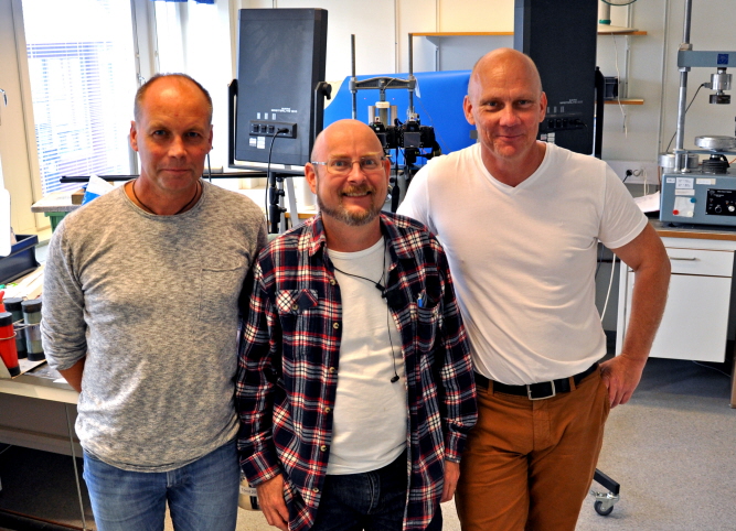 Fredrik Burman, Martin Holmén och Per Lindh har utvecklat en metod att fotografera jordprov. Genom att använda två kameror och fotografera i stereo, det vill säga från två vinklar, blir det ett 3D-fotografi av jordprovet som ger mer information om materialet. SGI:s jordlabb i Linköping, i bakgrunden kamerautrustningen.