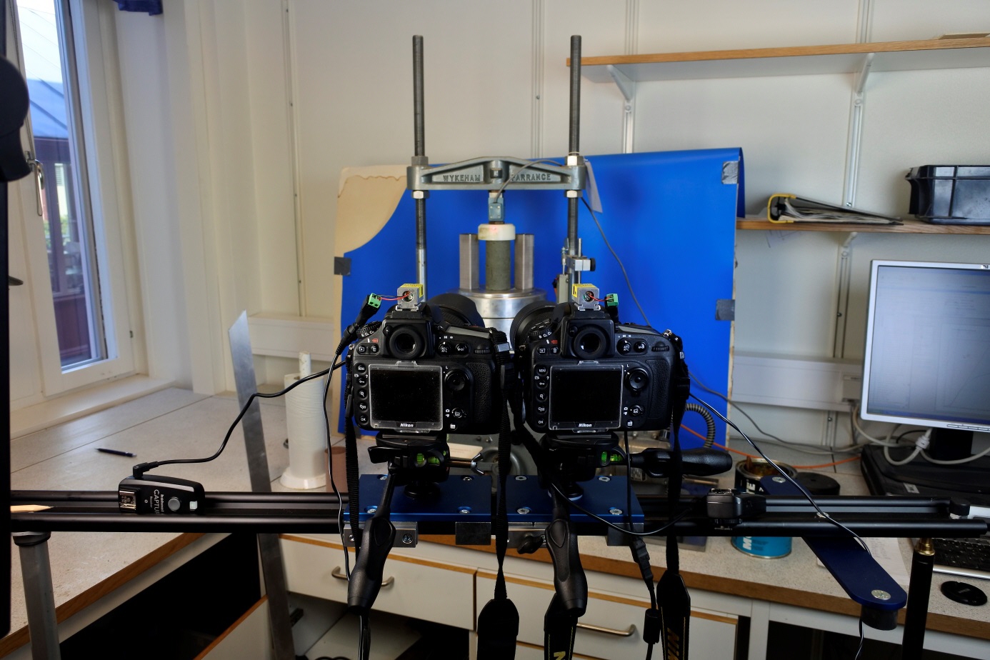 Stereometoden går ut på att två kameror tar fotografier av ett jordprov, bilden visar ett enaxligt tryckförsök. Kamerorna tar bilder under hela tiden som försöket pågår, till dess att ett brott uppstår på jordprovet.
(Foto: Per Lindh)