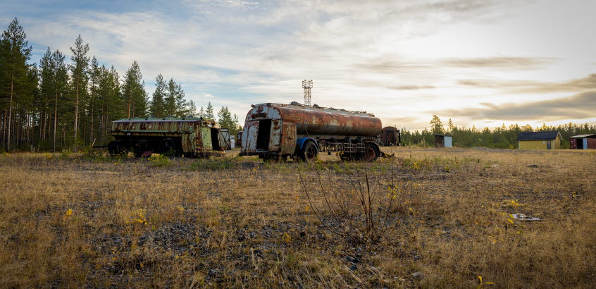 Bilden visar gamla tankbilar på ett brandövningsfält