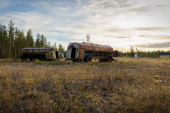 Bilden visar gamla tankbilar på ett brandövningsfält