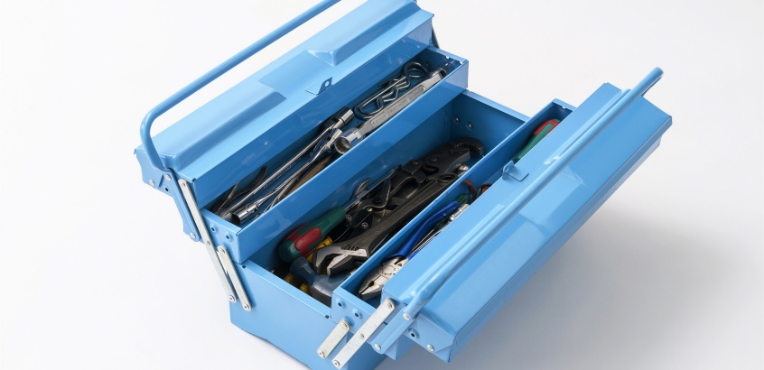 Öppen verktygslåda som innehåller verktyg.