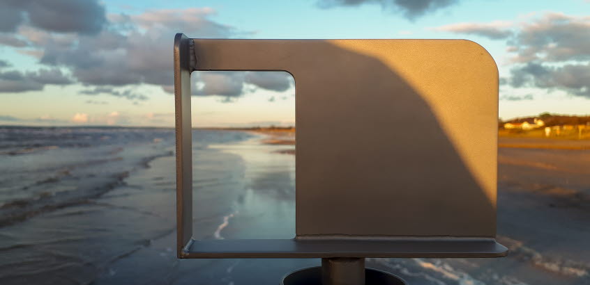 Bilden visar en mobilhållare vid en strand