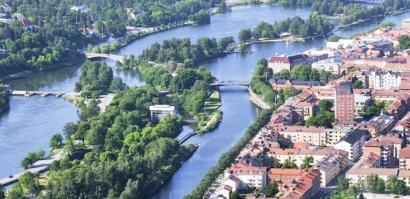 Flygfoto över del av Göta älv med bebyggelse vid vattnet.