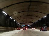 Baklyktor på bilar som kör genom en flerfilig tunnel