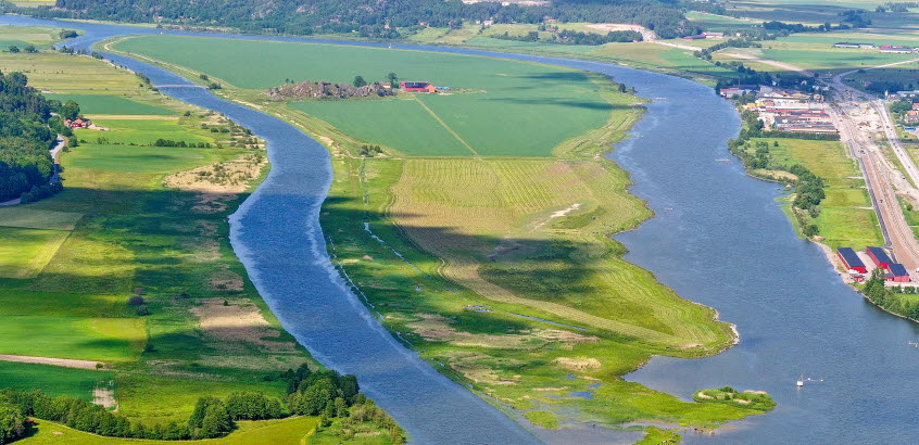 Flygfoto över Göta älv där älven delar sig.