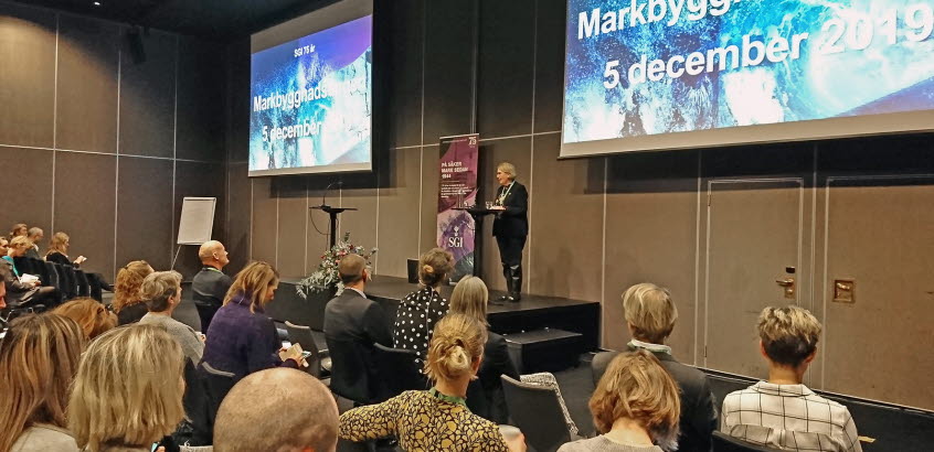 Kvinna talar inför en publik på Markbyggnadsdagen 2019.