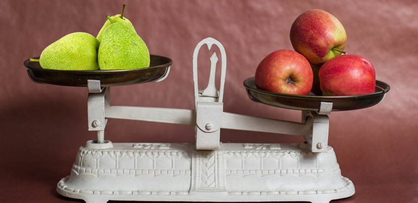 Balansvåg med päron på ena sidan och äpplen på andra sidan. En illustration för olika val eller möjligheter.