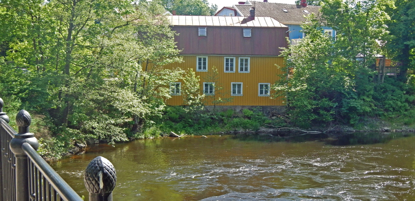 Hus vid Säveåns strand.