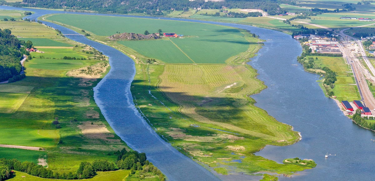 Flygfoto över Göta älv där älven delar sig.