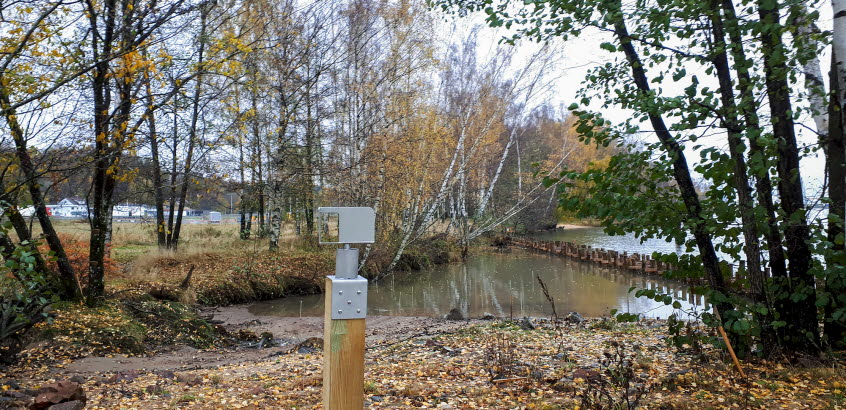 Bilden visar ett mobilkamerahållare vid Göta älv (Rösbo)