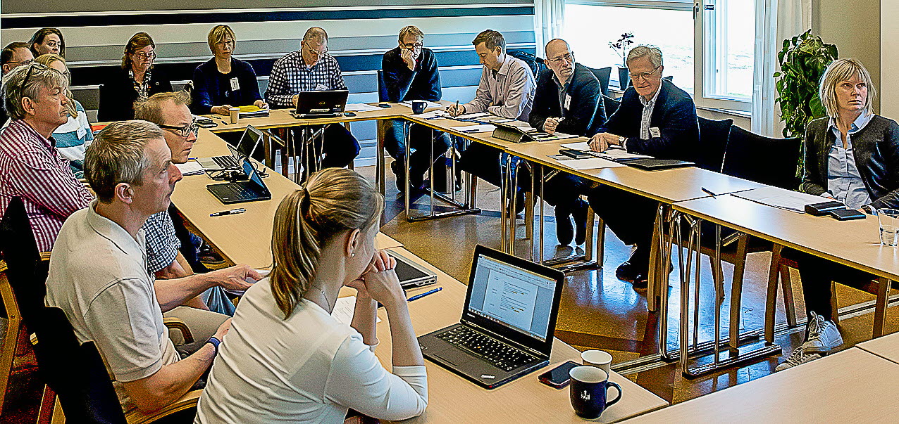 Personer från flera olika myndigheter sitter i ett konferensrum och har möte.